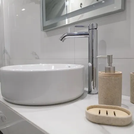 Apartamento Rhodes Retreat: Modern Comfort In Serene Luxury *