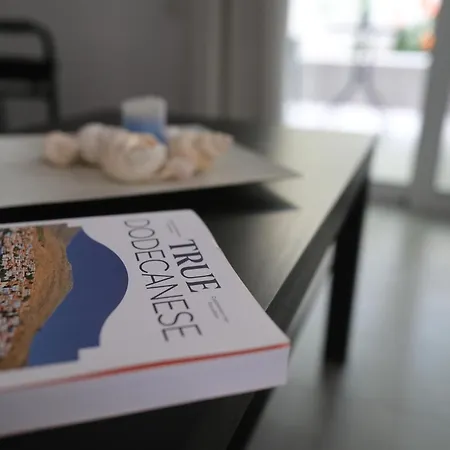 Apartamento Rhodes Retreat: Modern Comfort In Serene Luxury