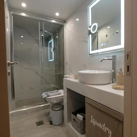 Apartamento Rhodes Retreat: Modern Comfort In Serene Luxury *