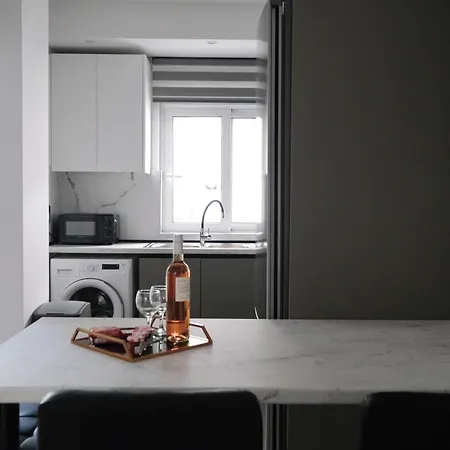 Apartamento Rhodes Retreat: Modern Comfort In Serene Luxury